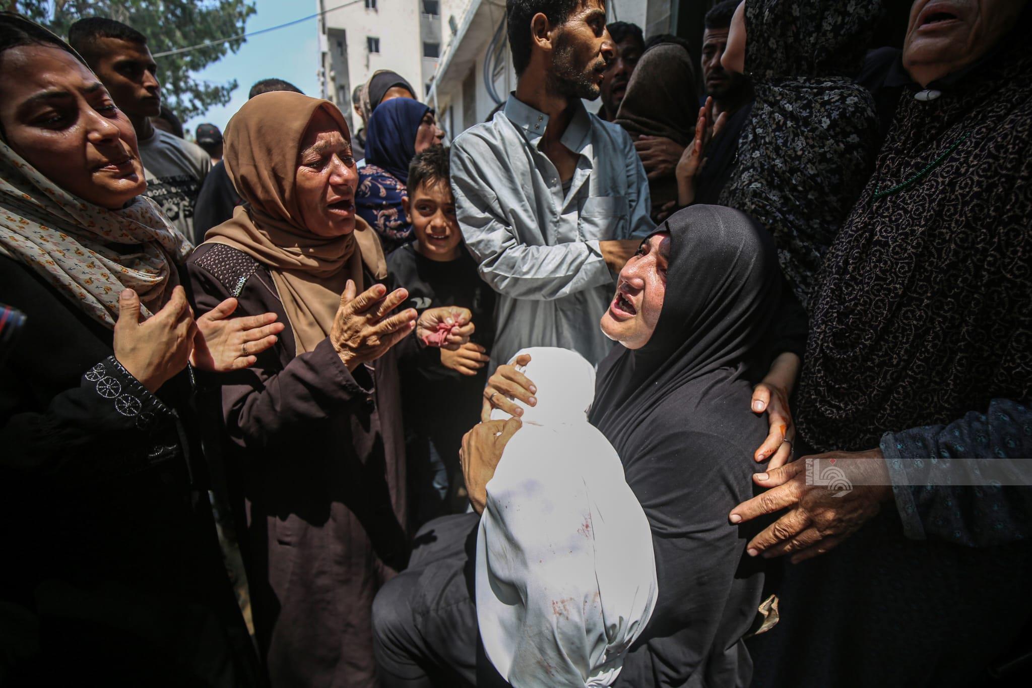 وداع وتشييع عدد من الشهداء في ساحة مجمع الشفاء الطبي في مدينة غزة (وفا)